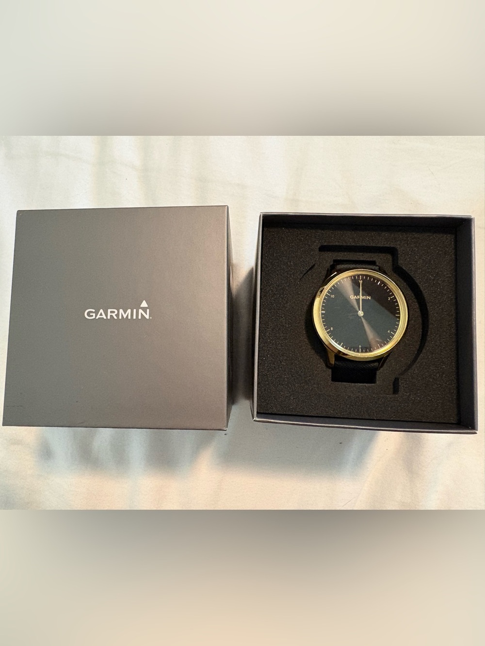 garmin vivomove HR black and gold